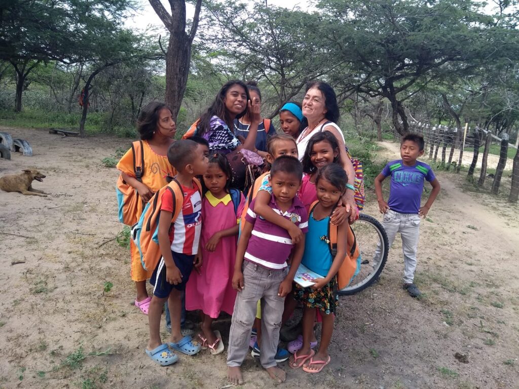 proyectos-jean-fundacion-ecojeans-bibliobicicleta-ninos-guagira-wayu